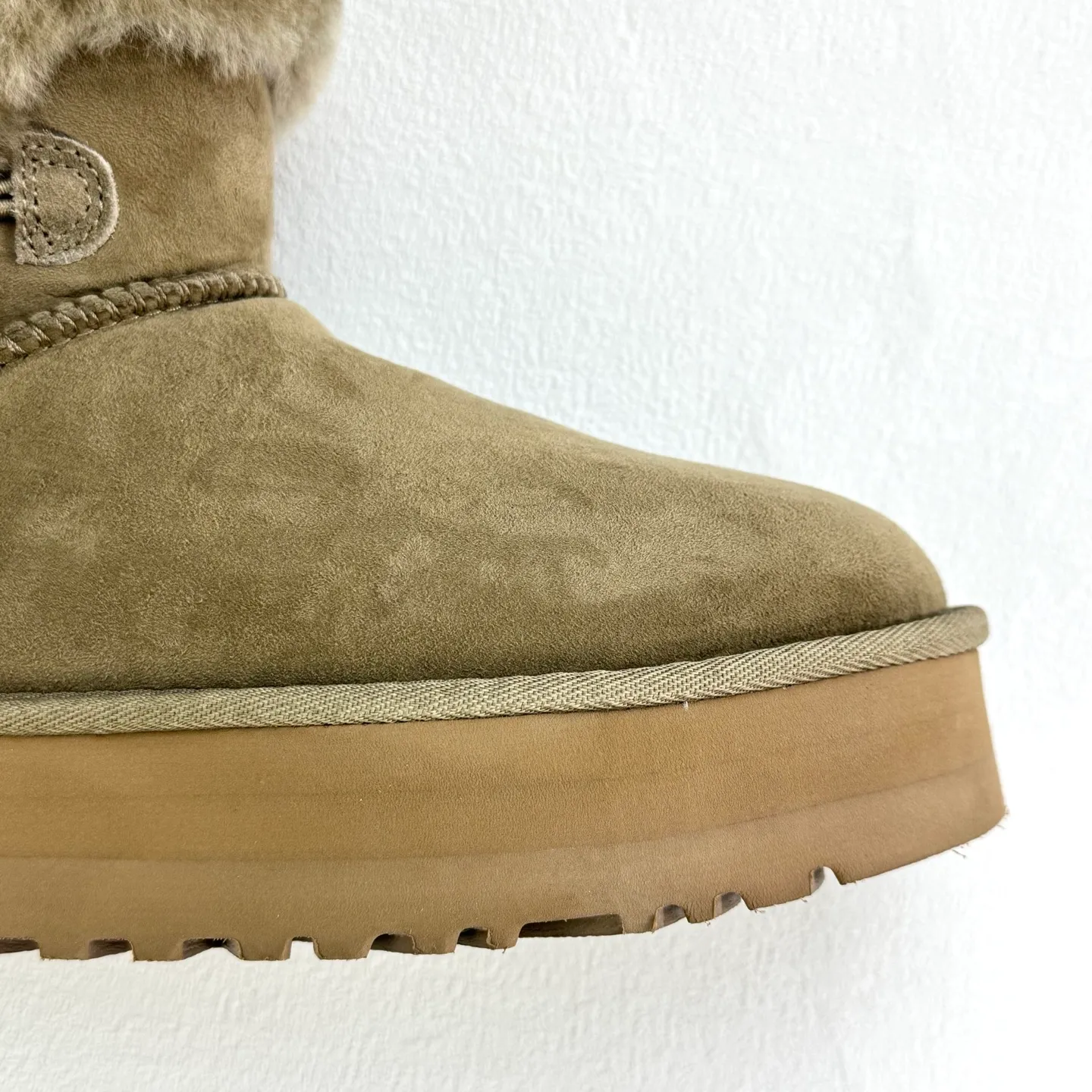 Pick up locally 💰480, the core recommendation is good price, the platform’s foreign trade is exclusive to UGG Classic Short II horn buckle women’s snow boots 1118816 Produced by the ten-year-old brand shoemaking foundry production line, paying attention to every detail, Longfeng A-grade genuine sheep fur, completely following the ZP process. Size: 35 36 37 38 39 40 Number: 29YDEF39